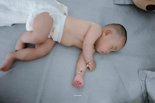 张家界宝宝拍嗝的正确方法